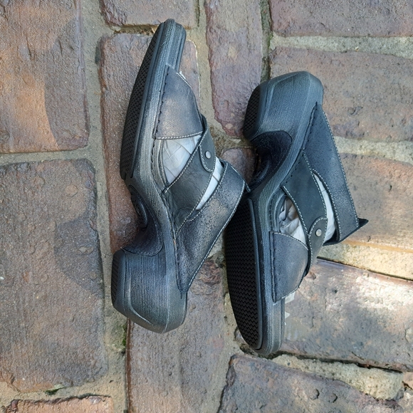 Merrell Kids Black Sandals with Stitch Detail - Picture 4 of 6